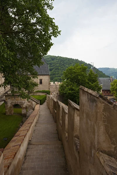 República Checa Karlstejn Julio 2013 Castillo Karlstejn Paso Sobre Muralla — Foto de Stock