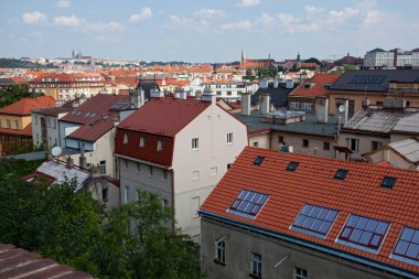 Çek Cumhuriyeti, Prag - 7 Temmuz 2013: Prag 'ın kırmızı çatılı şehir manzarası