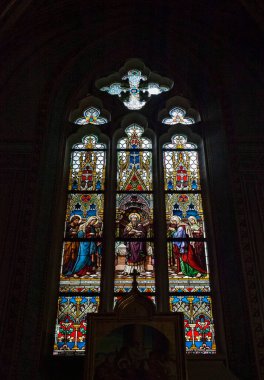 Çek Cumhuriyeti, Prag - 7 Temmuz 2013: Renkli boyalı cam, Aziz Peter ve Paul Bazilikası Visegrad Kalesi 'nin Neo-Gotik tarzında topraklarında 