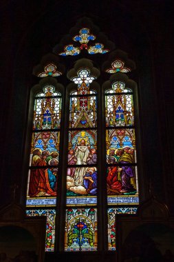 Çek Cumhuriyeti, Prag - 7 Temmuz 2013: Renkli boyalı cam, Aziz Peter ve Paul Bazilikası Visegrad Kalesi 'nin Neo-Gotik tarzında topraklarında 