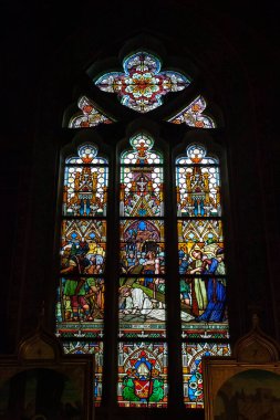 Çek Cumhuriyeti, Prag - 7 Temmuz 2013: Renkli boyalı cam, Aziz Peter ve Paul Bazilikası Visegrad Kalesi 'nin Neo-Gotik tarzında topraklarında 