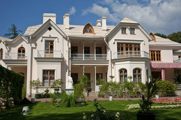 Der Bauernhof. Alexanderpark, Peterhof. heiliger petersburg. — Stockfoto