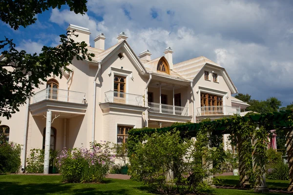 Farm. Aleksandrii Park, Peterhof. Sankt Petersburg. — Zdjęcie stockowe