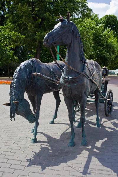Escultura urbana "El transporte" en el centro histórico de Minsk, Bielorrusia . —  Fotos de Stock