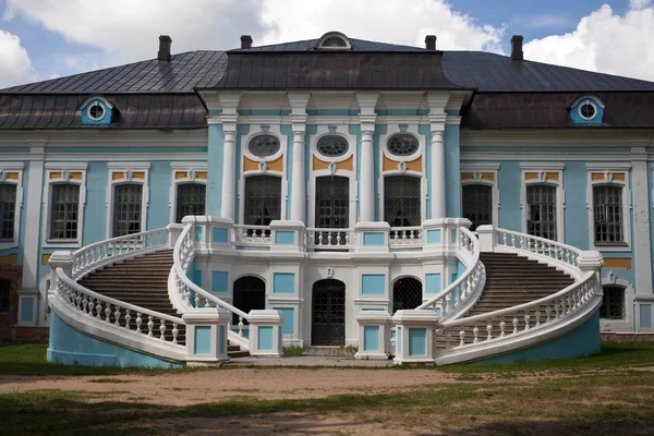 Rusia, región de Smolensk - 26 de junio de 2015: Griboyedov Manor "Hmelita", la casa principal . —  Fotos de Stock