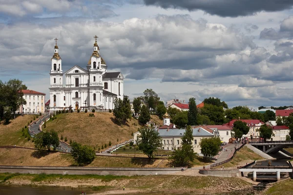 Vitebsk. Montaña de asunción. Vista del templo del Espíritu Santo y de la Catedral de la Santa Dormición . — Foto de Stock