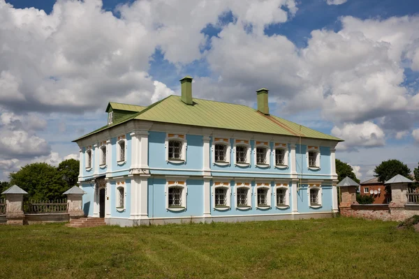 Rússia, região de Smolensk - 26 de junho de 2015: Griboyedov Manor "Hmelita", construção civil . — Fotografia de Stock