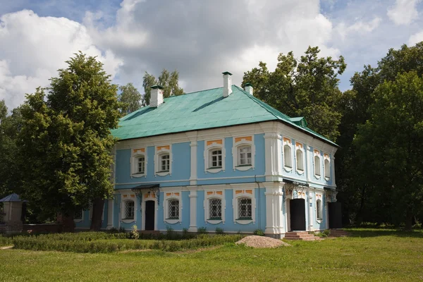 Rusland, Smolensk regio - 26 juni 2015: Gribojedov Manor "Hmelita", bijgebouwen. — Stockfoto