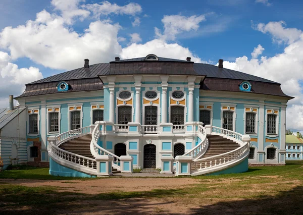 Venäjä, Smolenskin alue - 26 kesäkuu 2015: Griboyedovin kartano "Hmelita", päärakennus . — kuvapankkivalokuva