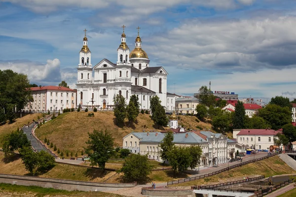 Vitebsk. Montaña de asunción. Vista del templo del Espíritu Santo y de la Catedral de la Santa Dormición . —  Fotos de Stock