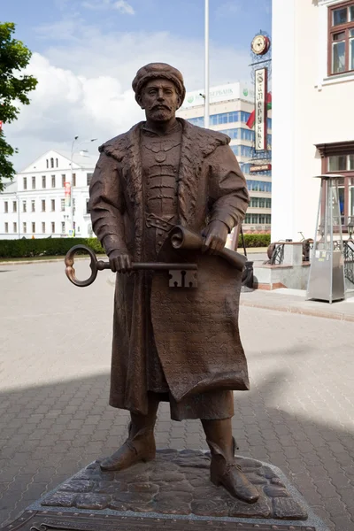 Belarús, Minsk - 30 de junio de 2015: Escultura urbana, que representa a un magistrado de la ciudad con una llave y un diploma . —  Fotos de Stock