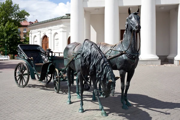 Weißrussland, Minsk - 30. Juni 2015: Urbane Skulptur "die Kutsche" im Stadtzentrum. — Stockfoto