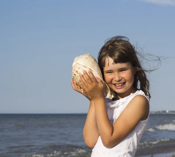 Yaz tatili - kabuk sahilde güzel kızla