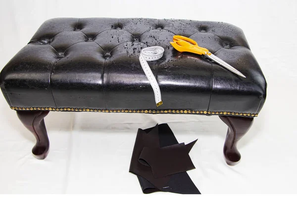 Черный кожаный фон с поврежденной поверхностью, ремонт мебели. — стоковое фото