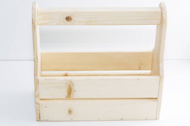 Boş tahta kutu. Çam ağacından yapılmış, açık beyaz arkaplanda.