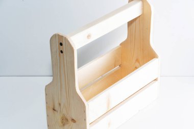 Boş tahta kutu. Çam ağacından yapılmış, açık beyaz arkaplanda.