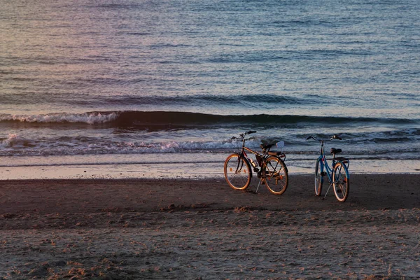 Due Biciclette Tramonto Sul Mare Estate Sfondo Natura Con Bel — Foto Stock