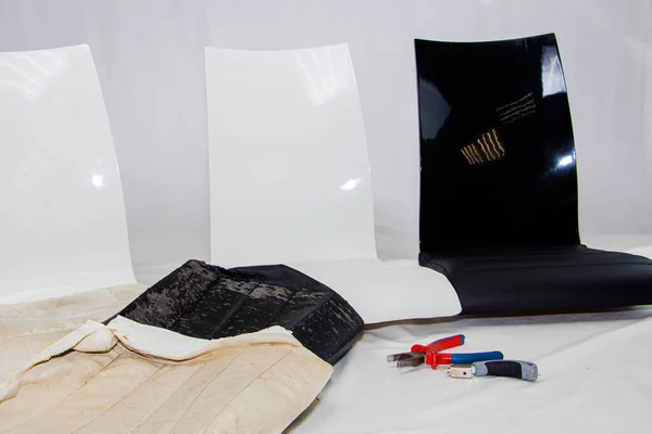 Μαύρη και άσπρη καρέκλα μετά την επισκευή, επιδιόρθωση επίπλων, αποκατάσταση — Φωτογραφία Αρχείου