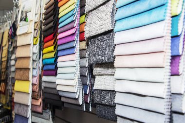 Mobilya yapımı için kumaş örnekleri. Renkli döşeme çizgileri.