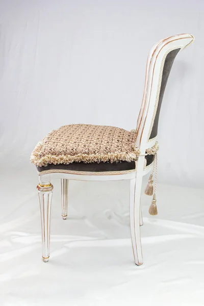 Chaise antique en bois, style rétro, fond clair — Photo