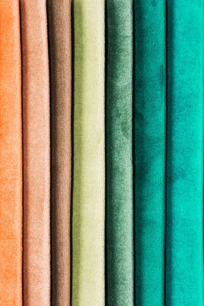 Un conjunto de muestras de tela para el acabado de muebles. Rayas de tapicería multicolores. — Foto de Stock