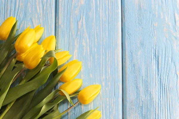 Den matek. tulipány květiny na pastelové modré dřevěné pozadí. — Stock fotografie