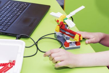 Çocuk tasarımcıyı toplar. Çocuklar için etkinlikler. Robot Bilimi.