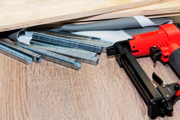 Mobilya üretim ve onarım konsepti. Zımba ve zımbalar, çalışma aracı