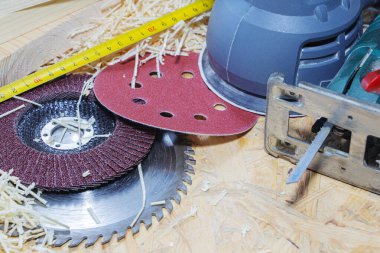 Ahşap bir masada talaşlı marangozluk aletleri. Tahtada gördüm.