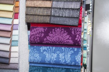Mobilya yapımı için kumaş örnekleri. Renkli döşeme çizgileri.