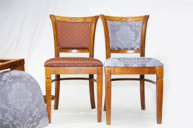 Eski mobilyalar: eski sandalyelerin restorasyonu, döşemelerin değiştirilmesi.