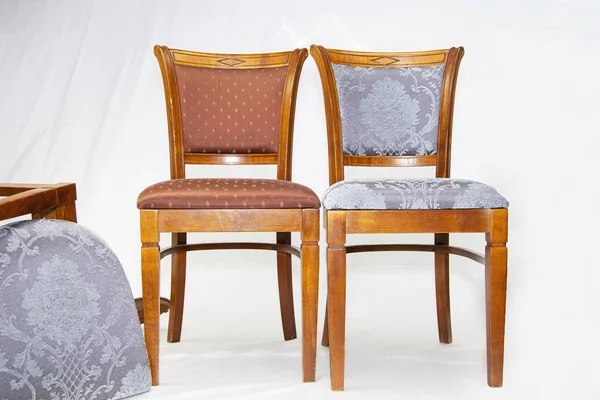 Eski mobilyalar: eski sandalyelerin restorasyonu, döşemelerin değiştirilmesi.