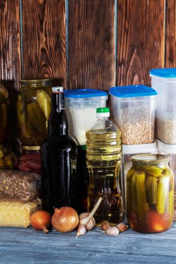 Ahşap bir rafta konserve yiyecek ve sebze yağı, gıda krizi.