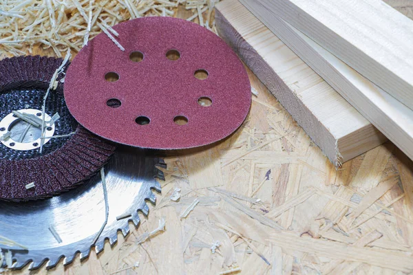 Herramientas de carpintería sobre una mesa de madera con serrín. Disco circular. Vista superior del lugar de trabajo de los carpinteros. — Foto de Stock