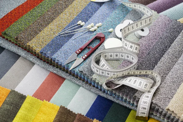 Makas, iğne ve iplikle kumaş parçaları. Terzilik, döşenmiş mobilya üretimi.