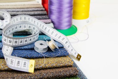 Makas, iğne ve iplikle kumaş parçaları. Terzilik, döşenmiş mobilya üretimi.