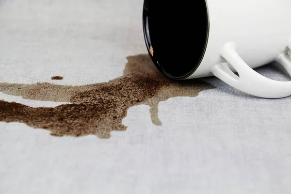 Hafif bir kumaş, masa örtüsü, kanepe. Yıkama, kumaşı temizleme.