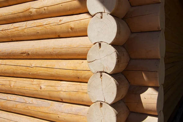 La maison est construite en rondins ronds. Gros plan sur le coin de la maison — Photo