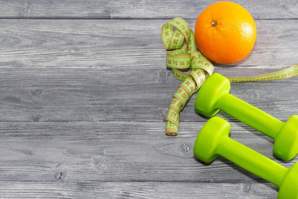 Оранжевый и гантели. Упражнения, здоровый образ жизни. Диета для снижения веса. — стоковое фото