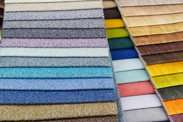 Zestaw próbek tkanin do wykończenia mebli. Kolorowe paski tapicerskie. — Zdjęcie stockowe
