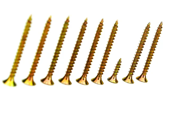 Detailní záběr kovových šroubů uspořádaných podle jednoho šroubu, kratších než ostatní, izolovaných bíle. — Stock fotografie