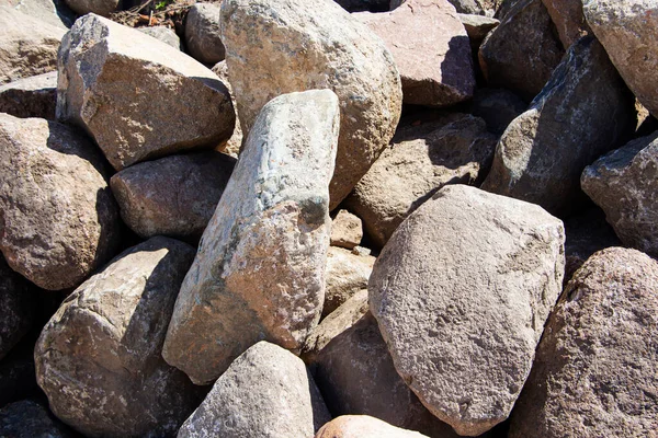 Rockfall na drodze w górach. Kamienie różnej wielkości. Obsuwiska ziemi. — Zdjęcie stockowe