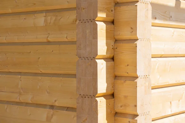 Fragment d'une construction en bois de pin collé. — Photo