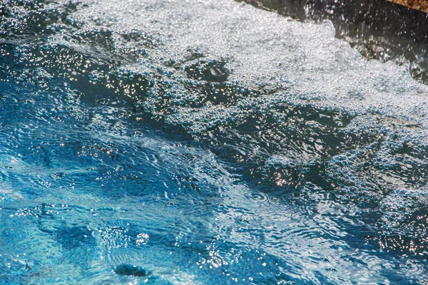 Un ruisseau d'eau bleue dans une rivière de montagne claire — Photo