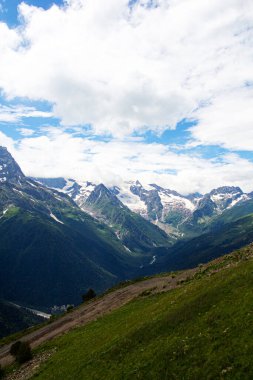 Kafkasya Dağları. Yazın dağ zirveleri.