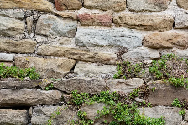 Den grova strukturerade ytan av den vilda stenmuren. Bakgrund. — Stockfoto