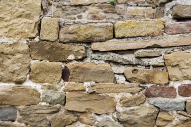 Vahşi taş duvarın kaba dokulu yüzeyi. Arkaplan.
