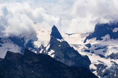 Kafkasya Dağları. Yazın dağ zirveleri
