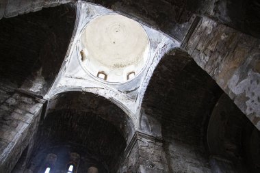 Tavan, eski bir kilisenin kemeri, karanlık bir oda.