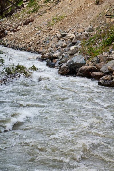 Τη ροή του νερού σε ένα καθαρό ορεινό ποτάμι. Προστασία του περιβάλλοντος. — Φωτογραφία Αρχείου